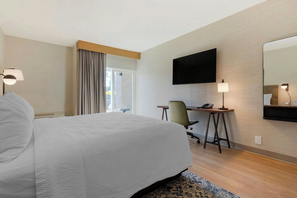 Deluxe Room, 1 King Bed, River View