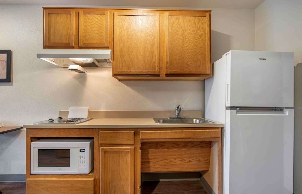 Extended Stay America Select Suites Deerfield Beach Standard Studio, Non Smoking, Refrigerator & Microwave 4