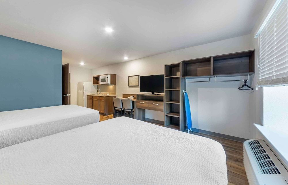 Extended Stay America Select Suites Deerfield Beach Standard Studio, Non Smoking, Refrigerator & Microwave 2