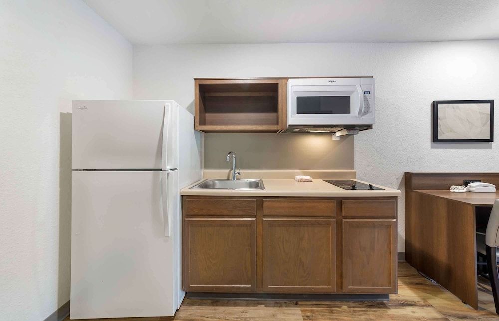 Extended Stay America Select Suites Deerfield Beach Deluxe Studio, Non Smoking, Refrigerator & Microwave 4
