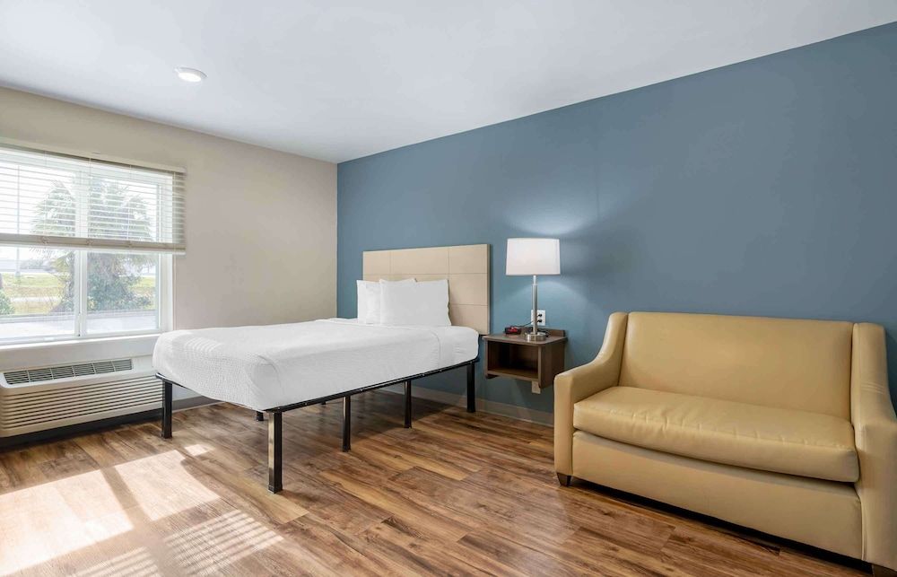 Extended Stay America Select Suites Deerfield Beach Deluxe Studio, Non Smoking, Refrigerator & Microwave 2
