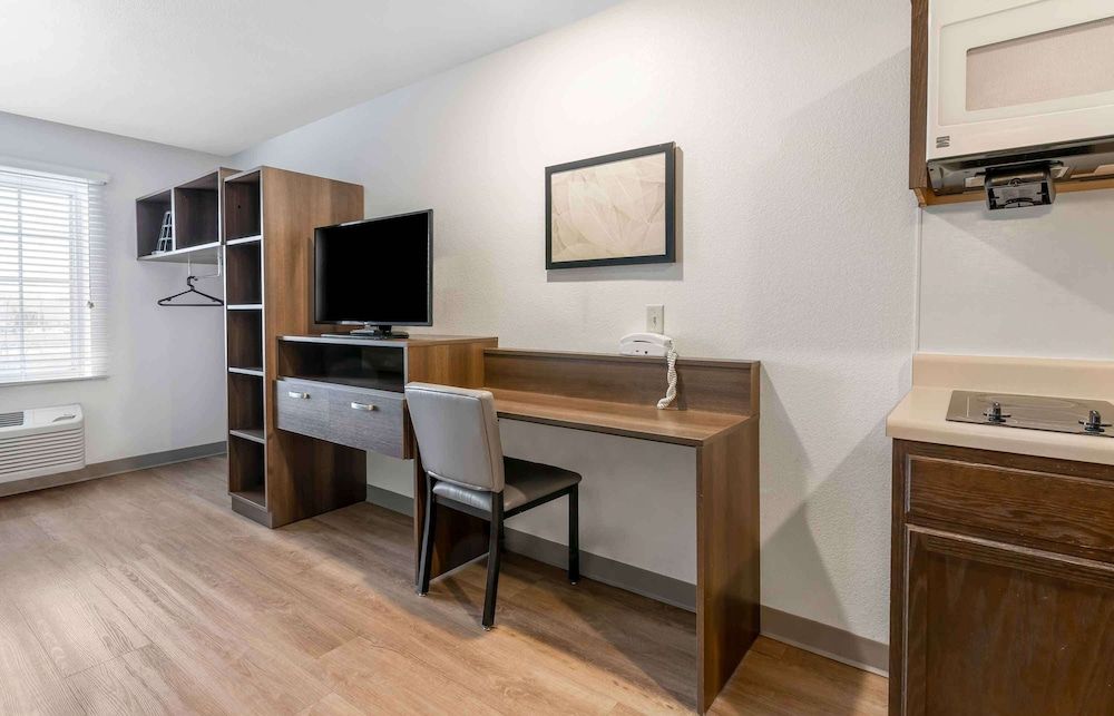 Extended Stay America Select Suites Deerfield Beach Standard Studio, Non Smoking, Refrigerator & Microwave 3