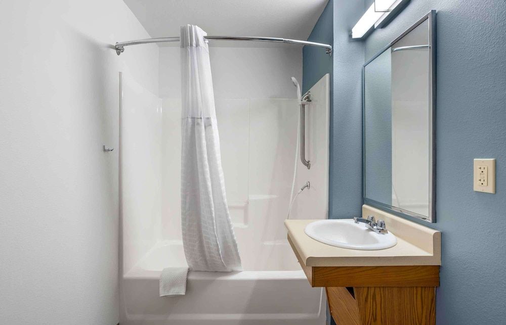 Extended Stay America Select Suites Deerfield Beach Standard Studio, Non Smoking, Refrigerator & Microwave 5