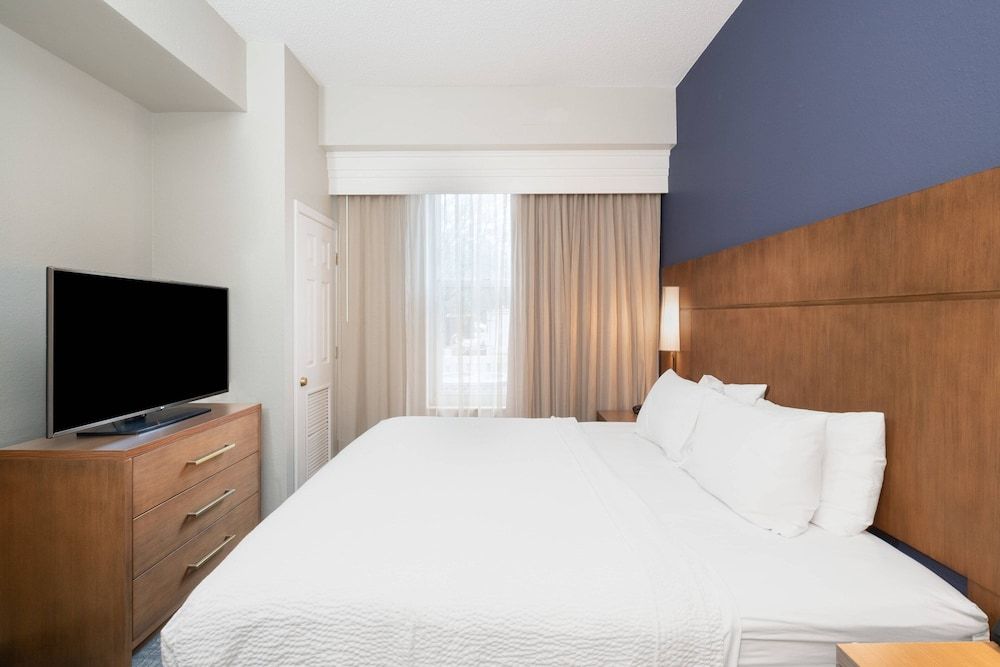 Suite, 1 Bedroom (Mobility/Hearing Access, Roll-in Shwr)