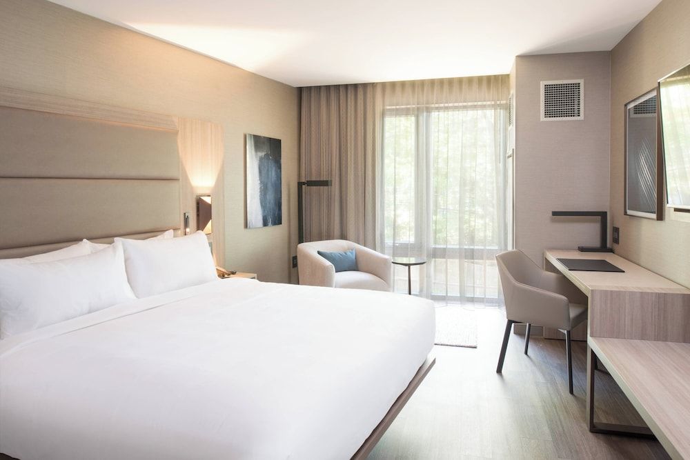 AC Hotel by Marriott Boston Cleveland Circle Room, 1 King Bed