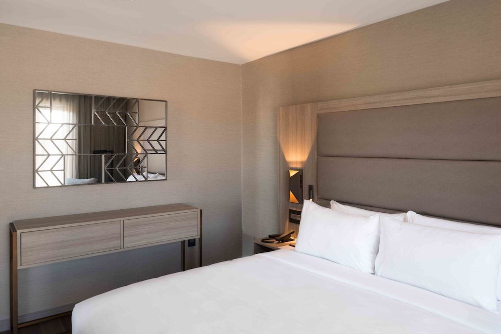 undefined AC Hotel by Marriott Boston Cleveland Circle 4