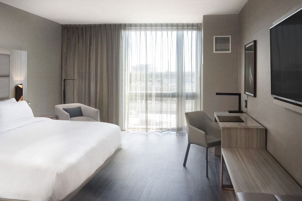 AC Hotel by Marriott Boston Cleveland Circle Room, 1 King Bed 3