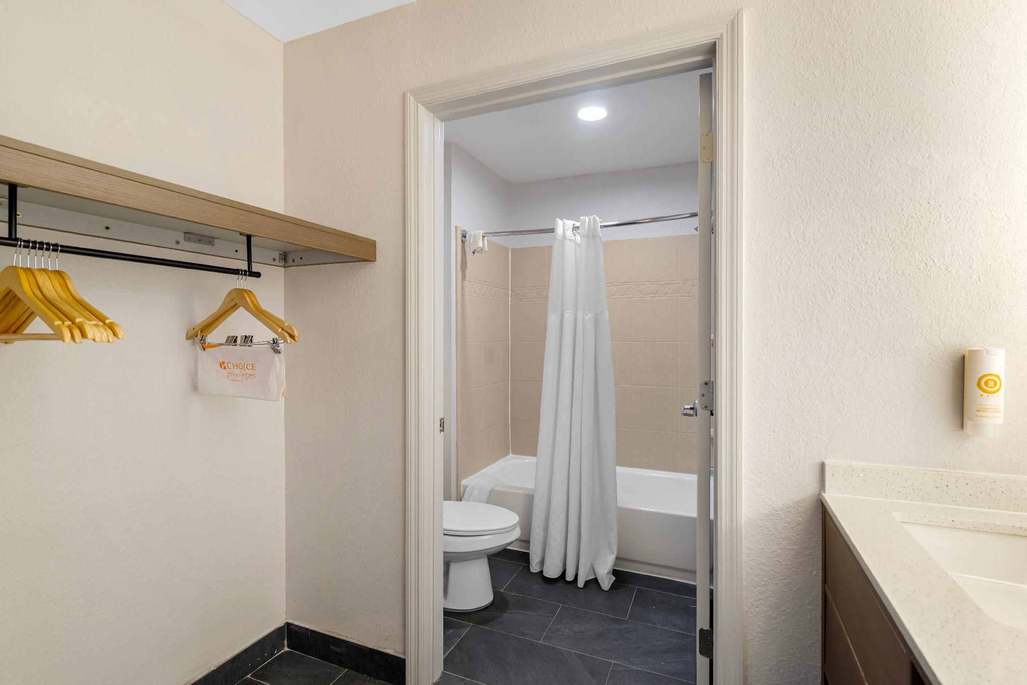 1 Queen Studio Suite