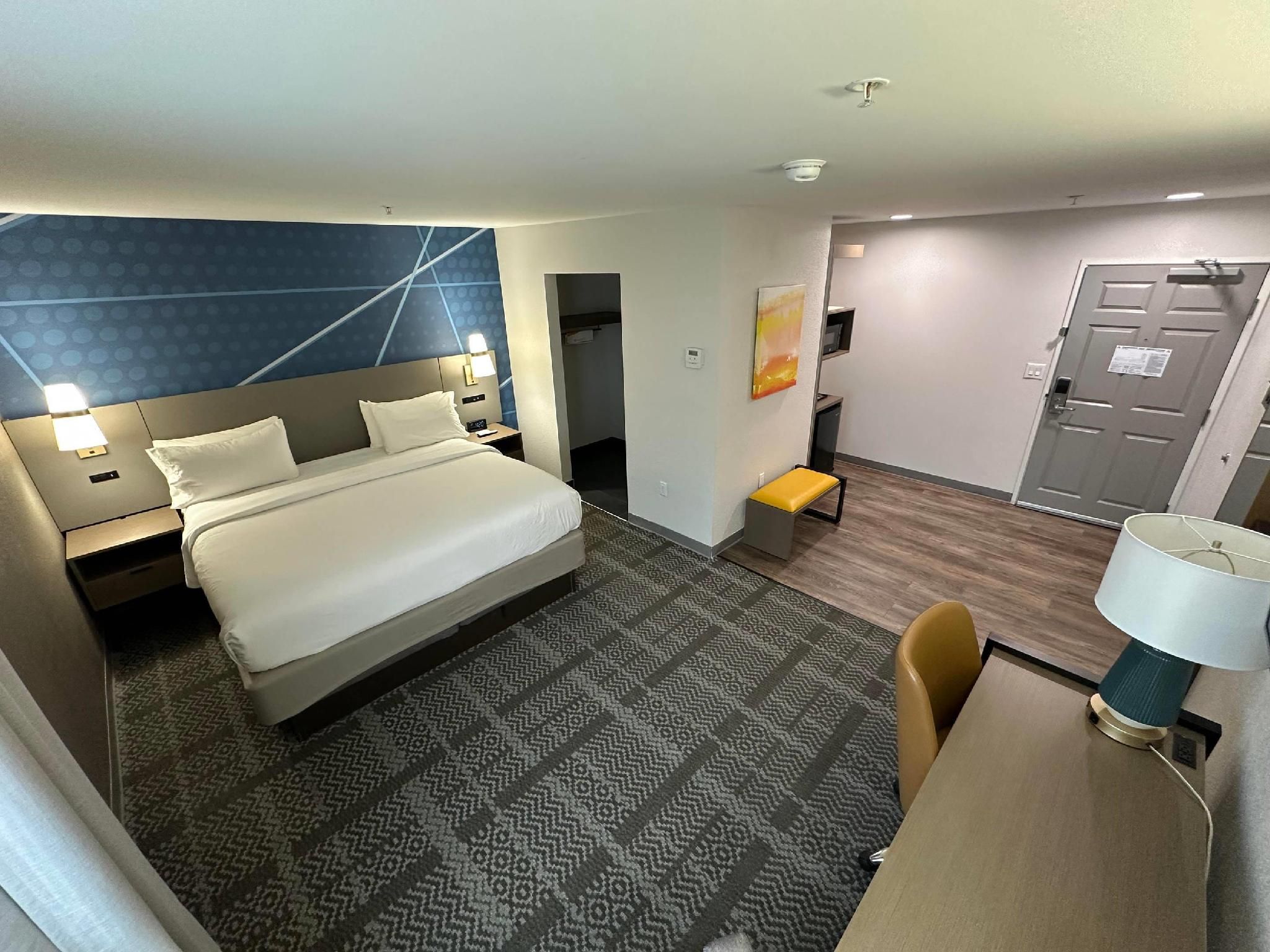 1 King Bed, Nonsmoking