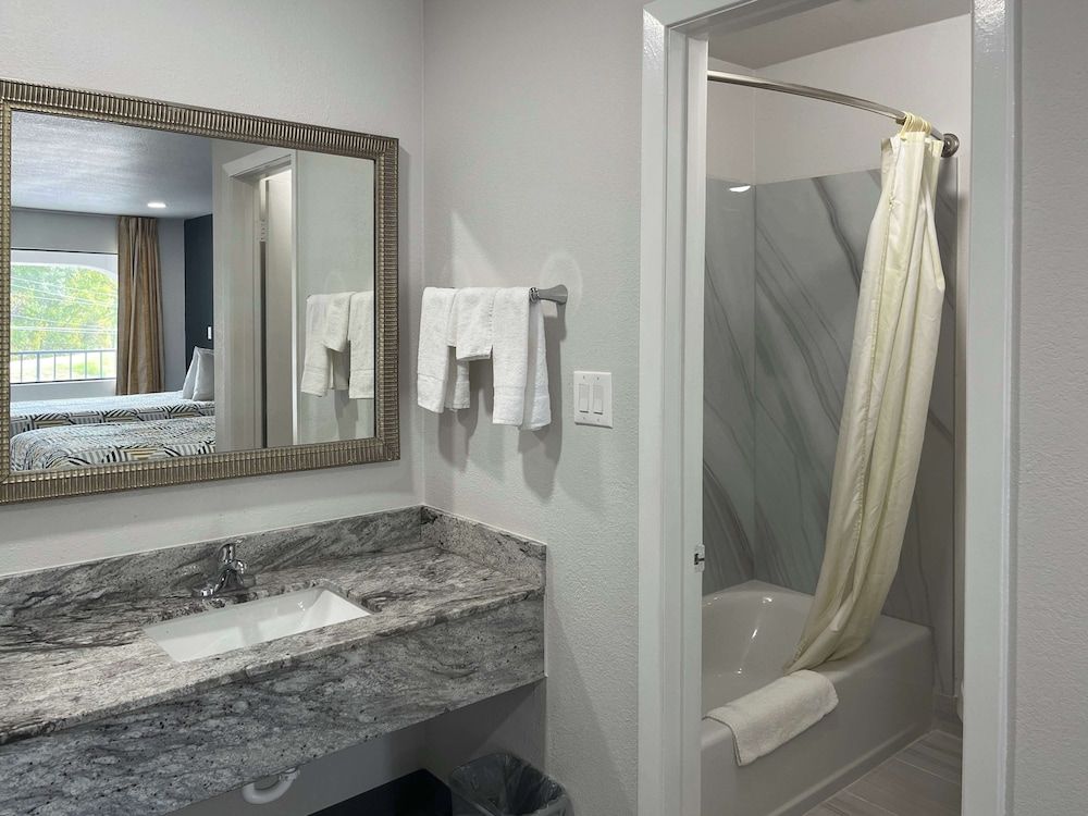 Motel 6 Vicksburg, MS Deluxe Room, 2 Double Beds, Non Smoking, Refrigerator & Microwave 5