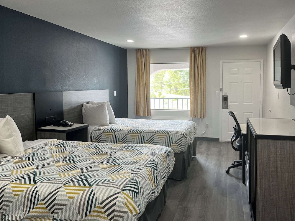 Motel 6 Vicksburg, MS Deluxe Room, 2 Double Beds, Non Smoking, Refrigerator & Microwave 3