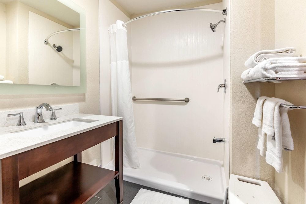 Quality Inn New London Room, 1 Queen Bed, Accessible, Non Smoking 3