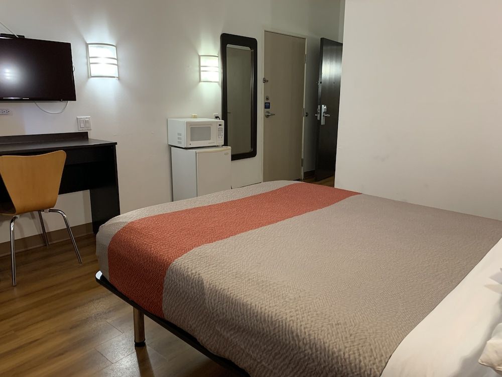 Motel 6 Terrell, TX Deluxe Room, 1 Queen Bed, Accessible, Non Smoking 2