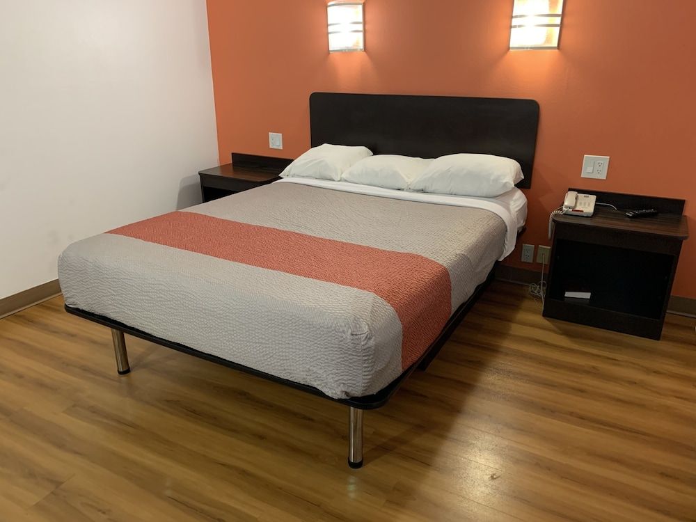 Motel 6 Terrell, TX Deluxe Room, 1 Queen Bed, Accessible, Non Smoking 3