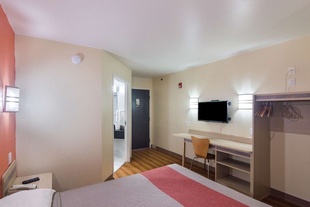 Motel 6 Terrell, TX Deluxe Room, 1 Queen Bed, Accessible, Non Smoking 5