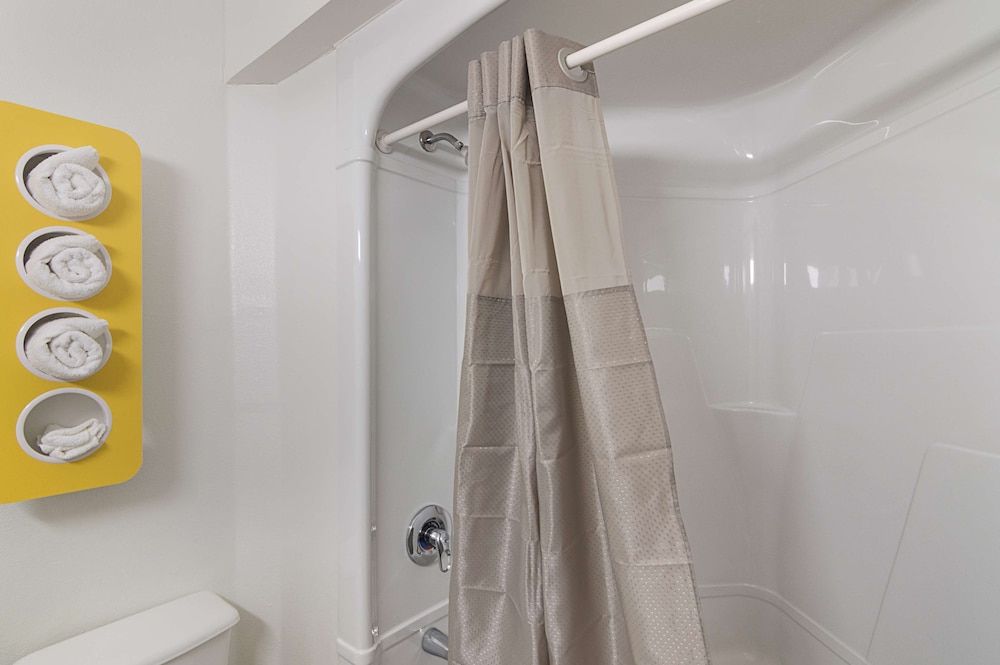 Motel 6 Terrell, TX Deluxe Room, 1 Queen Bed, Non Smoking, Refrigerator & Microwave 5