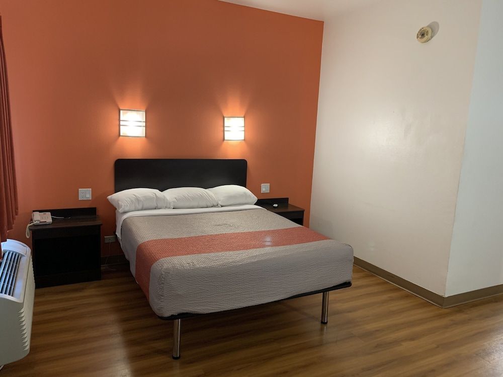 Motel 6 Terrell, TX Standard Room, 1 Queen Bed, Accessible, Non Smoking 3