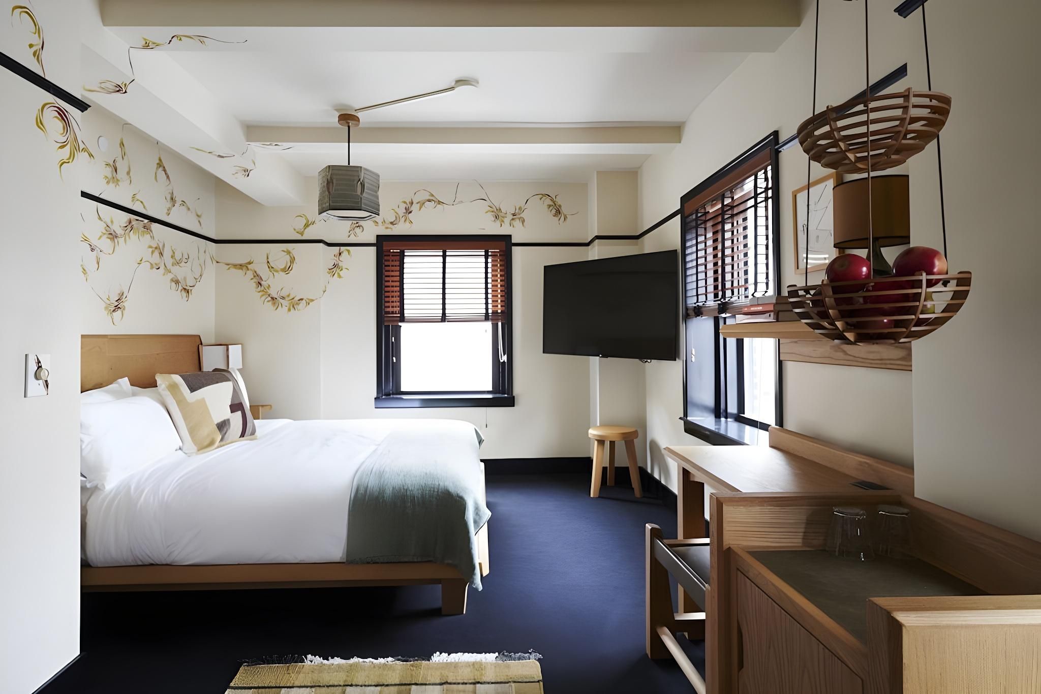 Deluxe Corner King Room