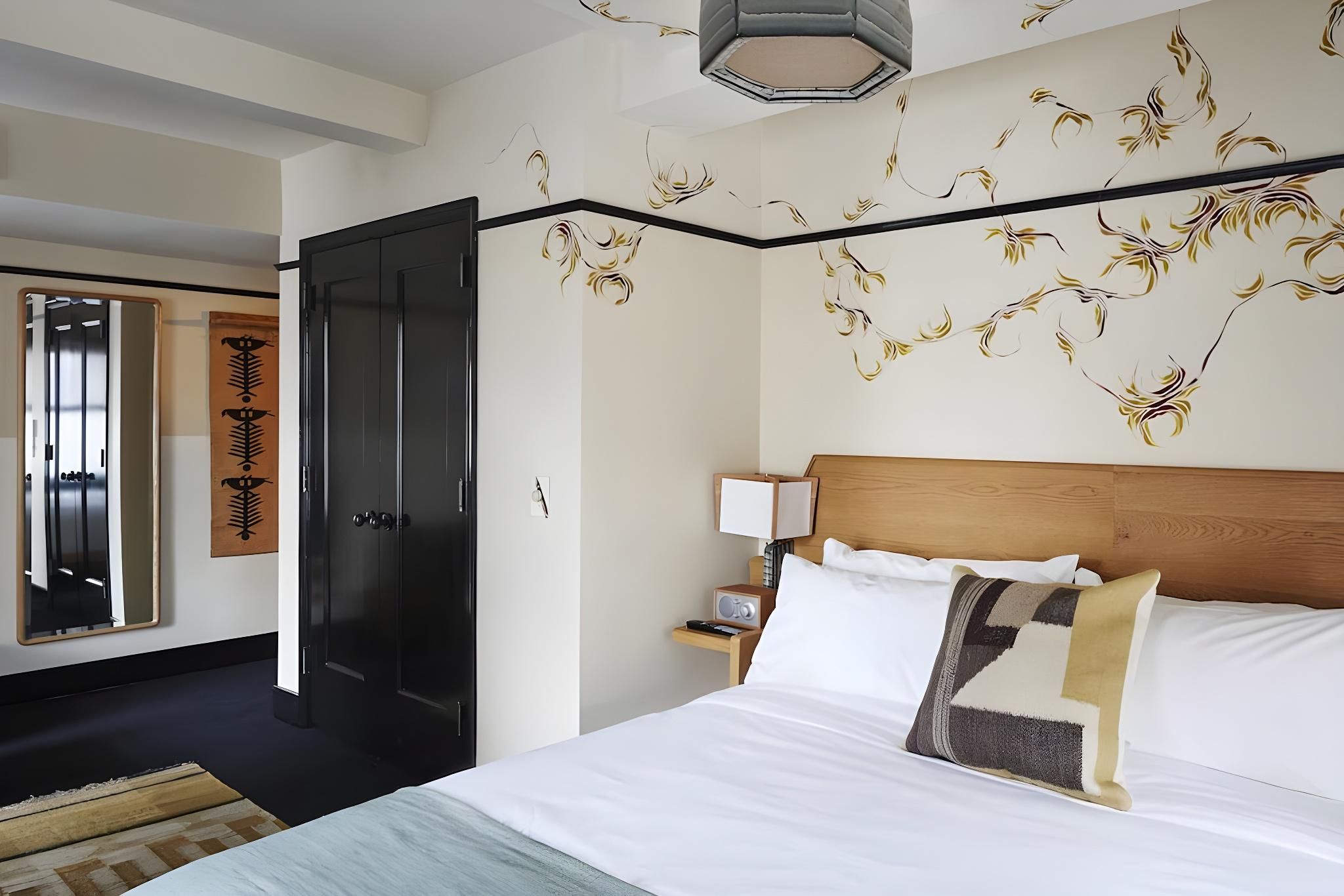 Deluxe Corner King Room