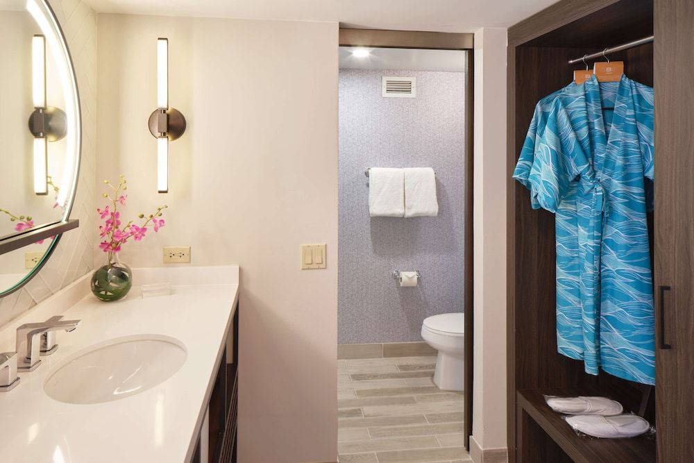 OUTRIGGER Waikiki Beachcomber Hotel Room, 2 Double Beds, Mobility Accessible, View (Waikiki View) 3
