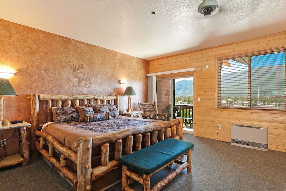 Deluxe Room, 1 King Bed, Balcony, Mountain View