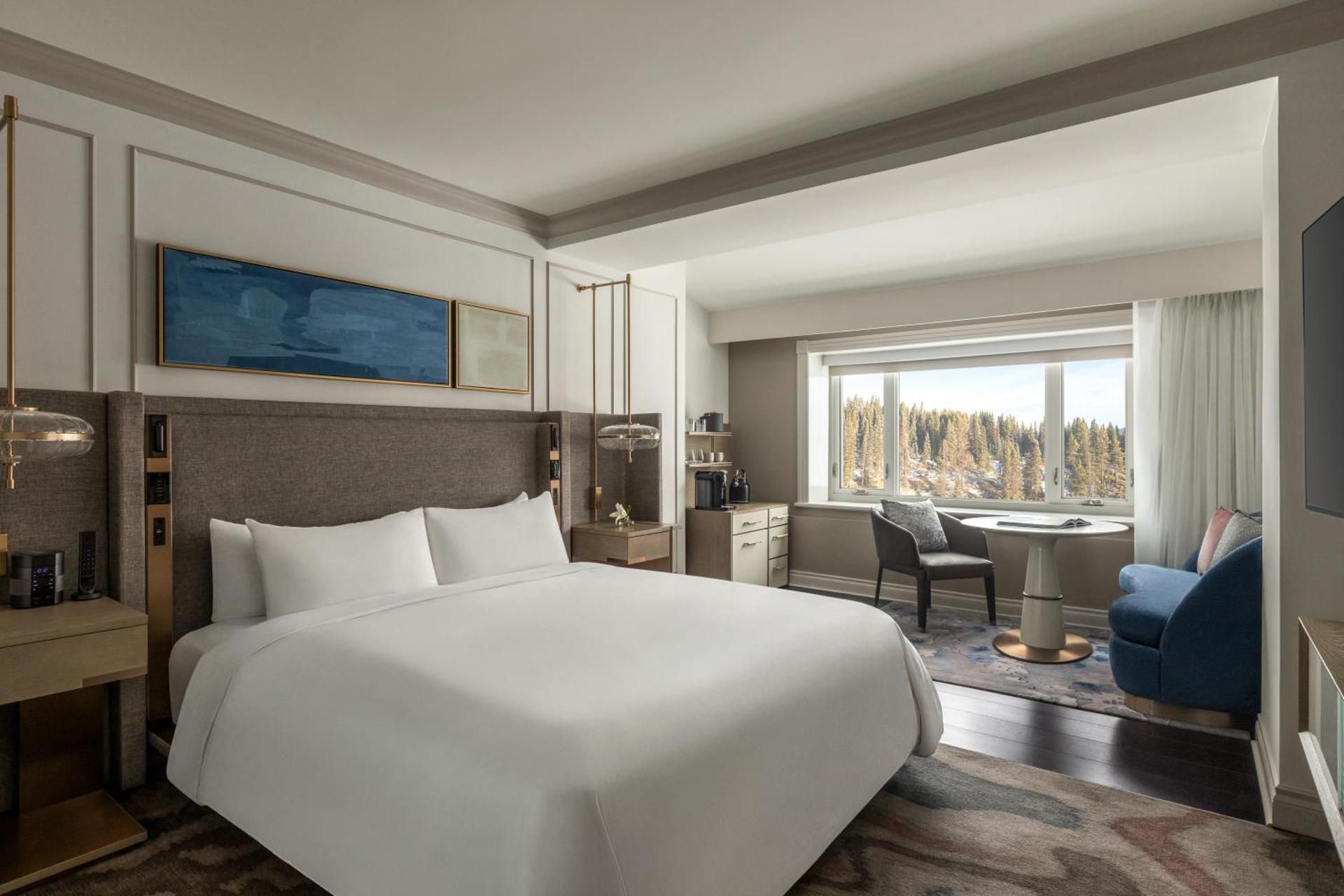Deluxe King Room with Roll-In Shower - Disabilty Access
