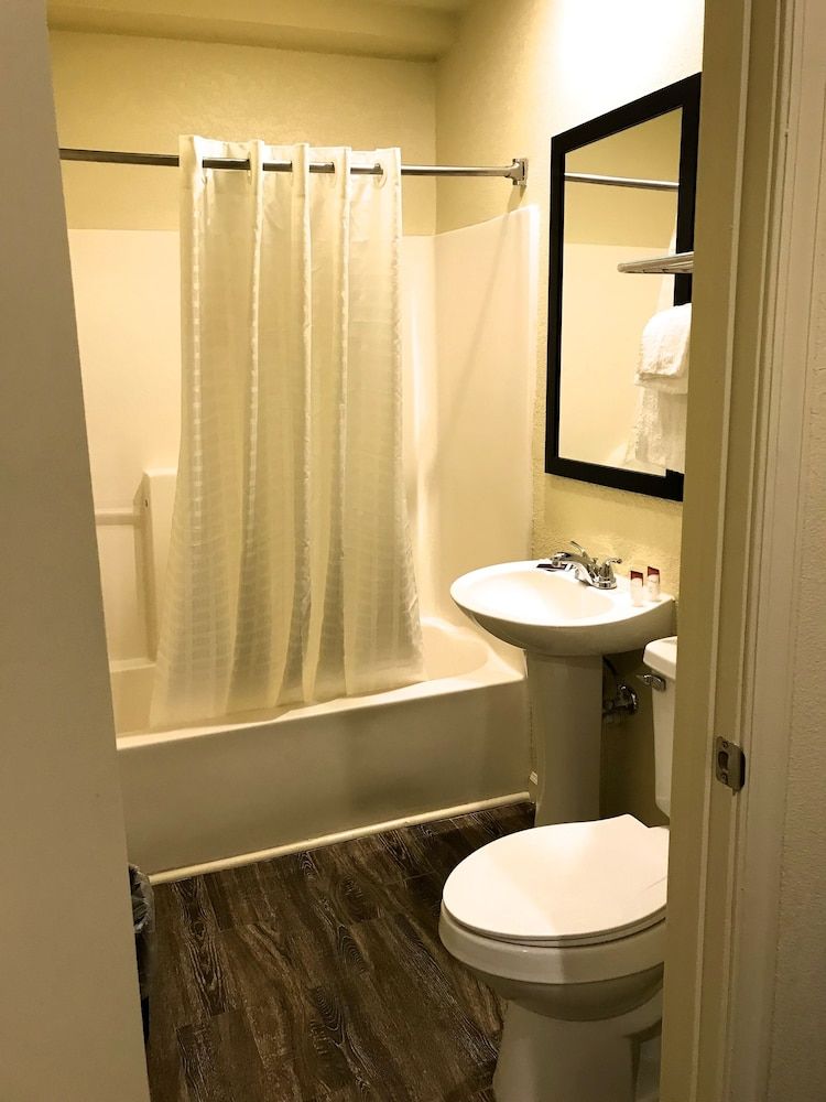 Whistling Pines - Daily & Extended Stay, Elizabeth City Standard Single Room, 1 Queen Bed (Non Smoking) 4