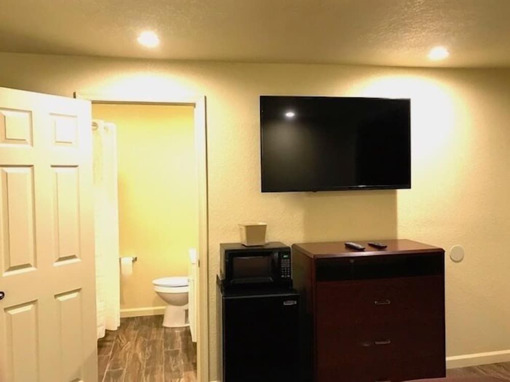 Whistling Pines - Daily & Extended Stay, Elizabeth City Standard Single Room, 1 Queen Bed (Non Smoking) 6