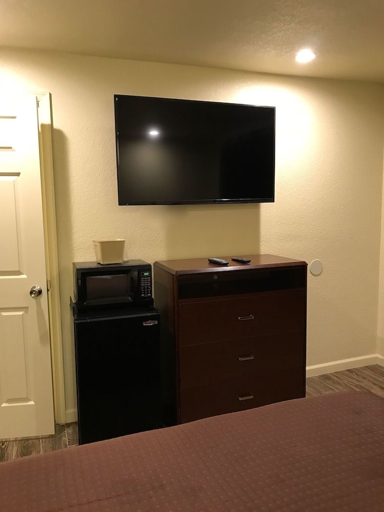 Whistling Pines - Daily & Extended Stay, Elizabeth City Standard Single Room, 1 Queen Bed (Non Smoking) 5