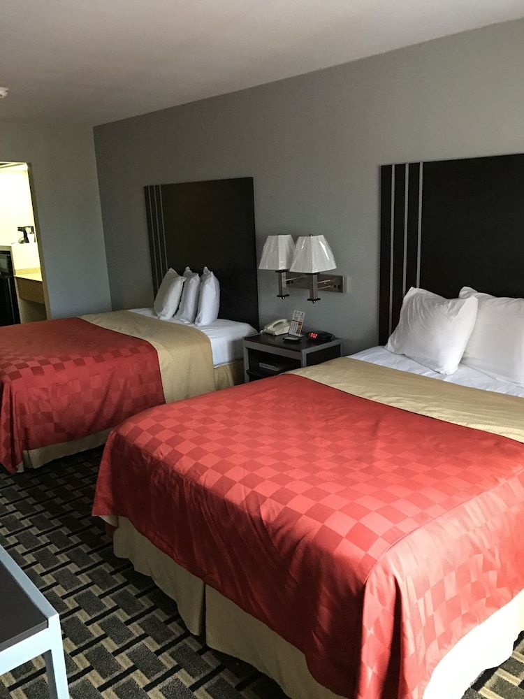 Express Inn Standard Room, 2 Queen Beds, Non Smoking 3