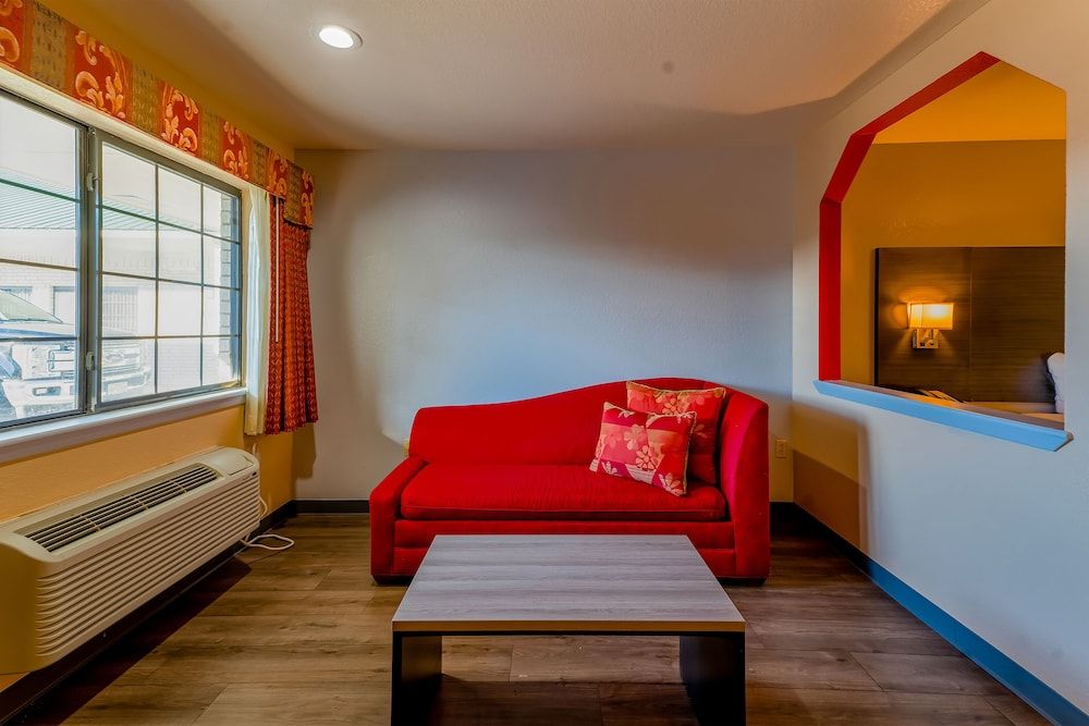 OYO Hotel Yoakum West Premium Room, 1 King Bed 9