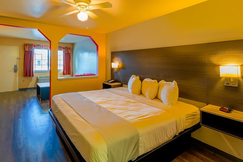 OYO Hotel Yoakum West Premium Room, 1 King Bed 6