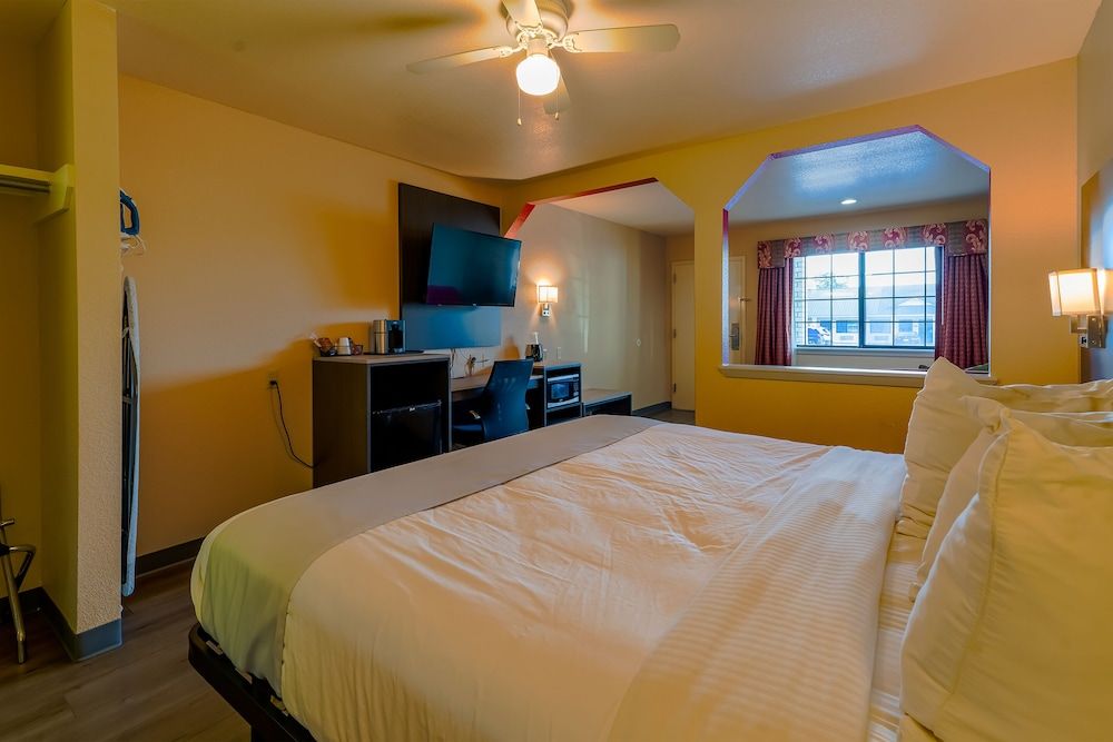 OYO Hotel Yoakum West Premium Room, 1 King Bed 2