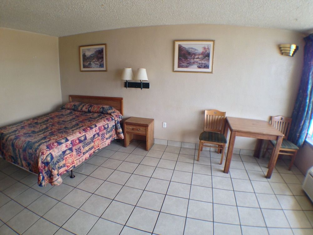 Budget Inn Economy Room, 1 Queen Bed, Non Smoking 6