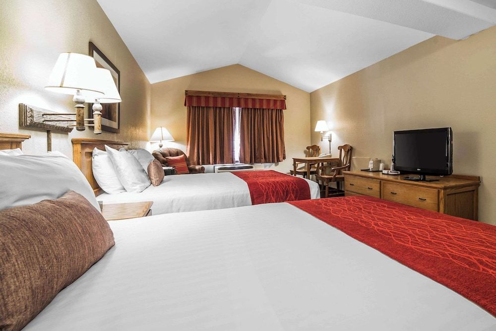Room, 2 Queen Beds, Non Smoking, Mountain View