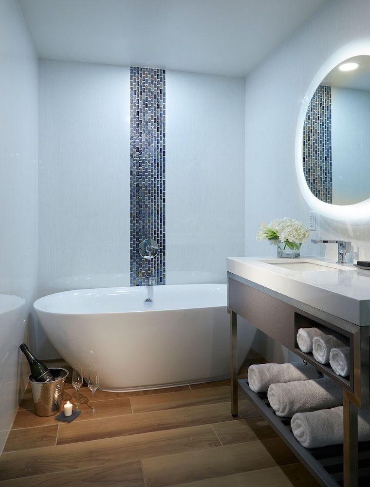 Suite, 1 King Bed, City View (Bedroom)