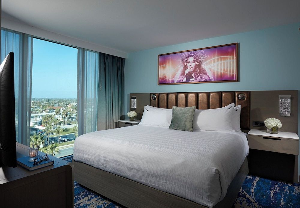 Suite, 1 King Bed, City View (Bedroom)