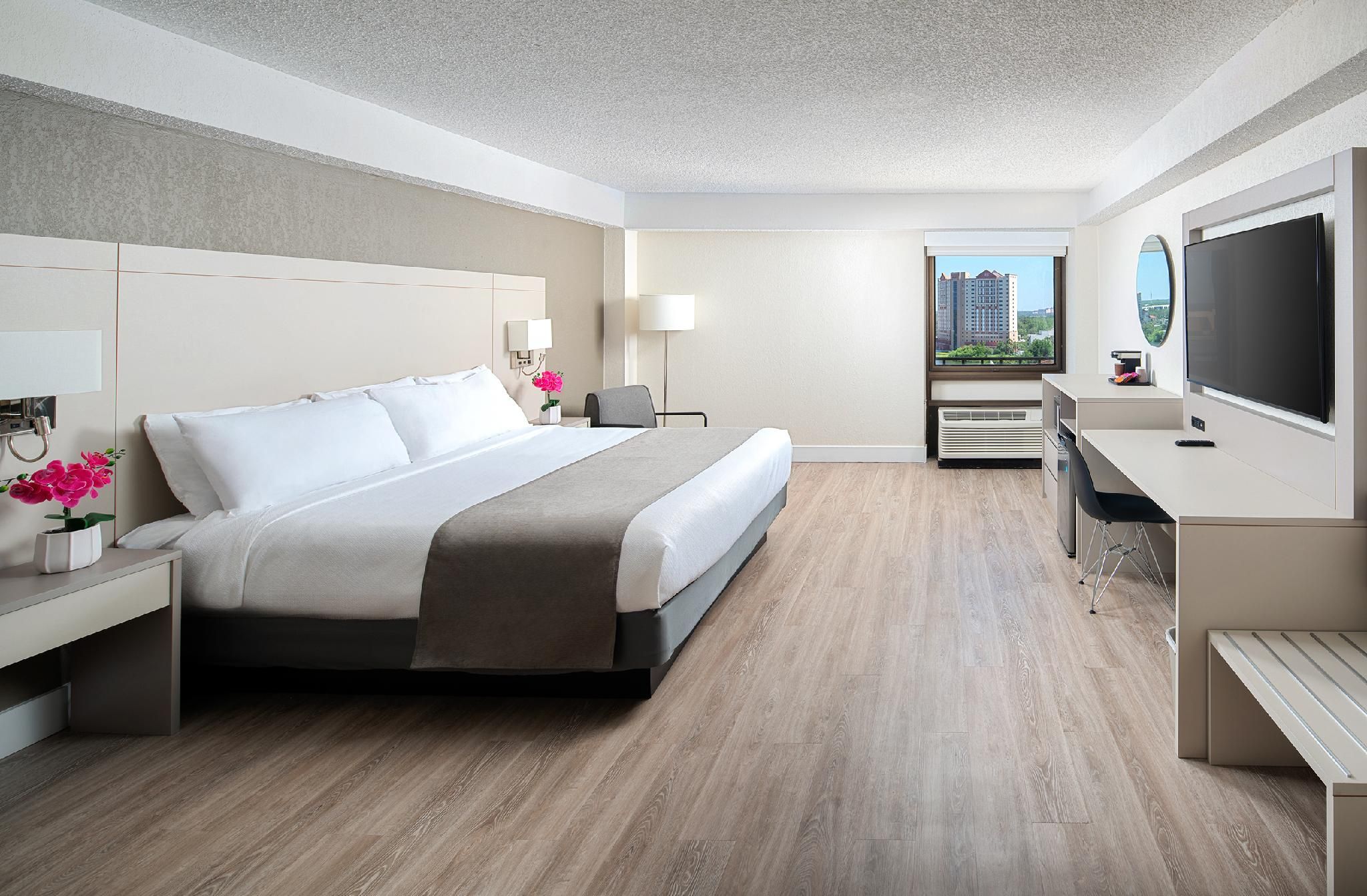 1 King Bed, Deluxe Tower Room, Non-Smoking