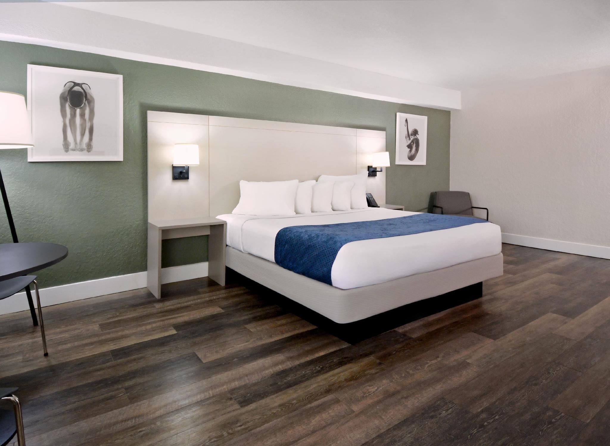 1 King Bed, Superior Tower Room, Non-Smoking