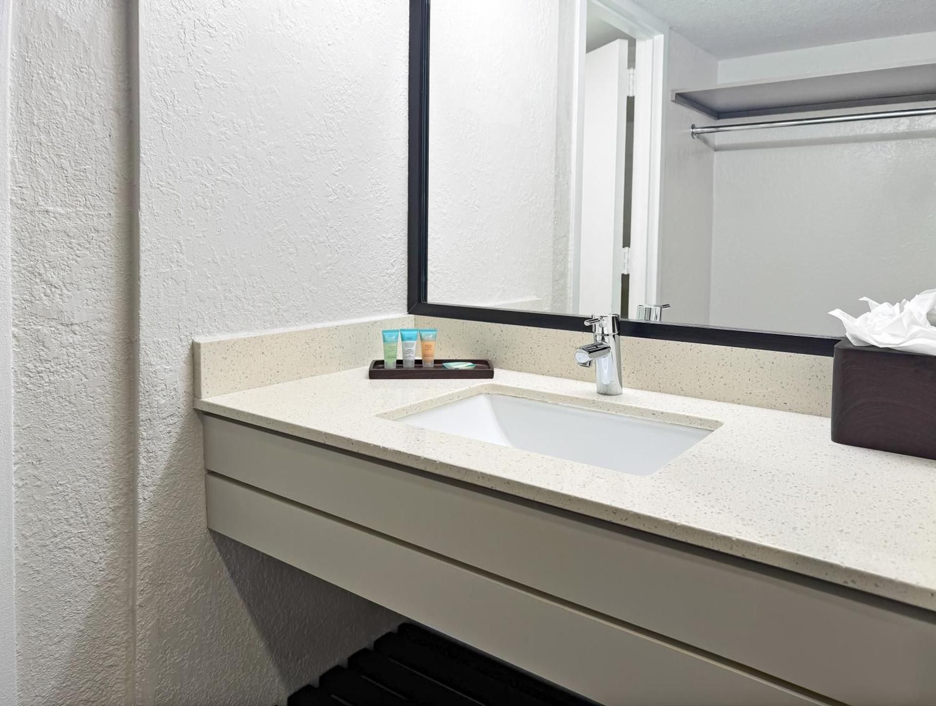 1 King Bed, Superior Tower Room, Non-Smoking