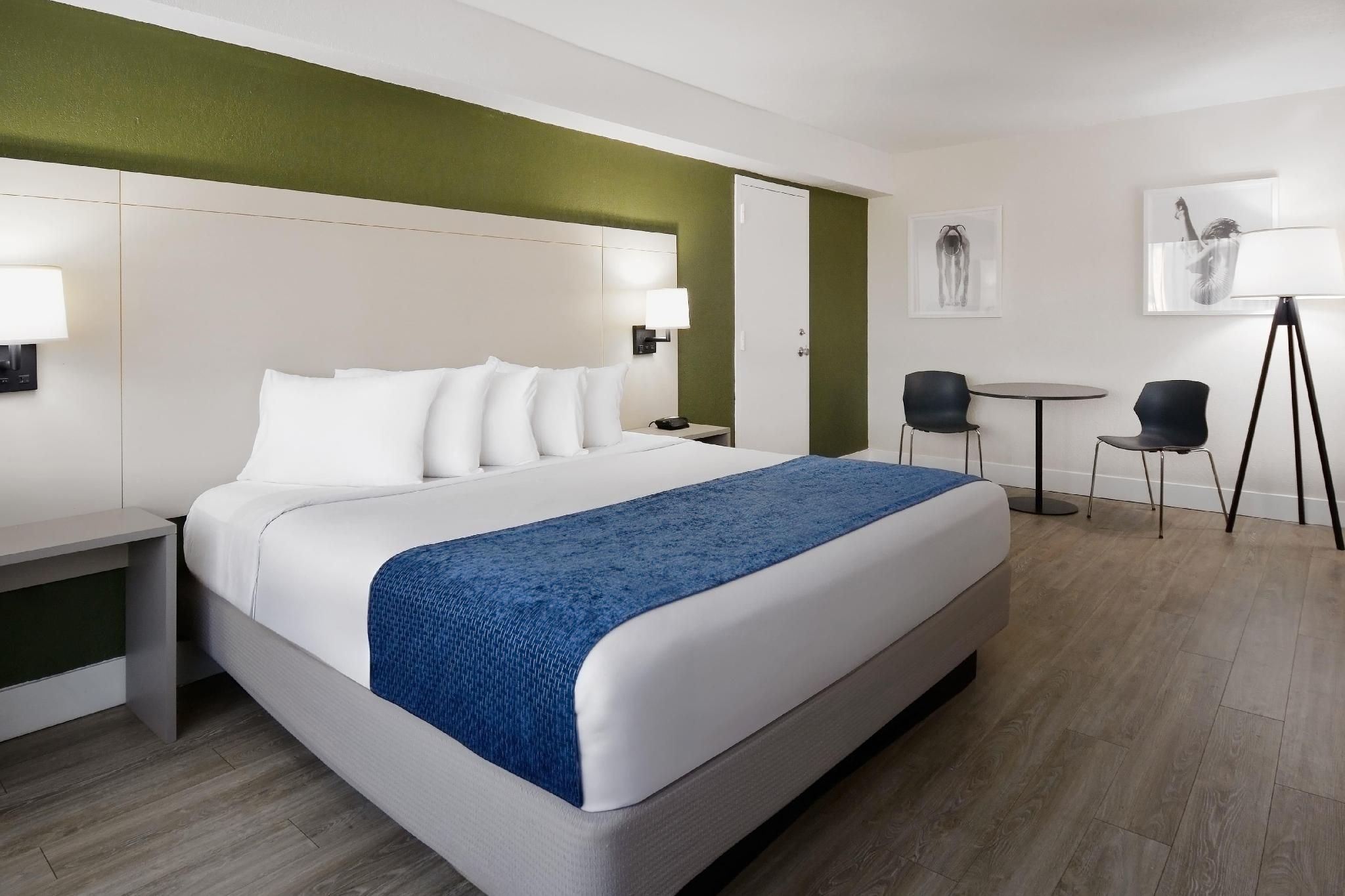 1 King Bed, Tower Room, Non-Smoking