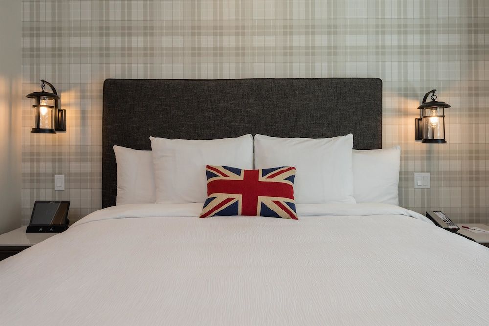 Aristocrat Hotel, BW Signature Collection Standard Room, 1 King Bed, Non Smoking, Refrigerator 2