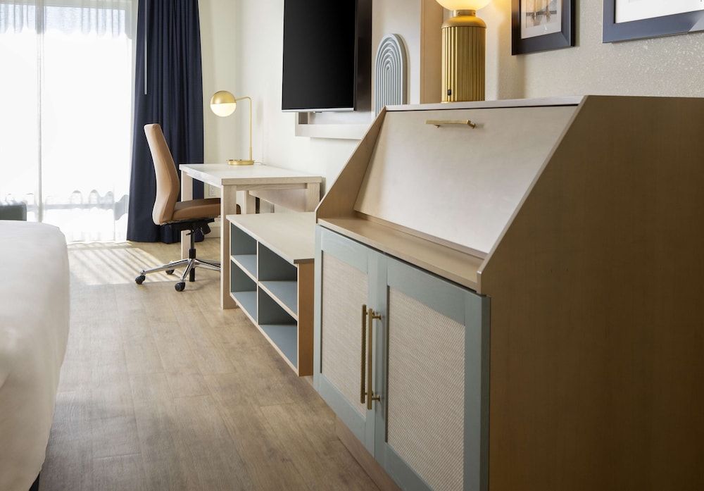 Room, 1 King Bed, Accessible (Mobility & Hearing, 3X3 Shower)