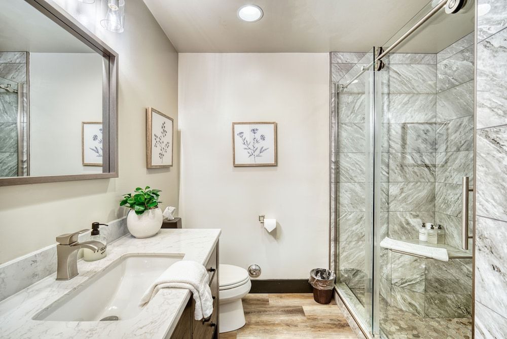 Europa Village Wineries and Resort Deluxe Room, 1 King Bed, Ensuite, Resort View 4