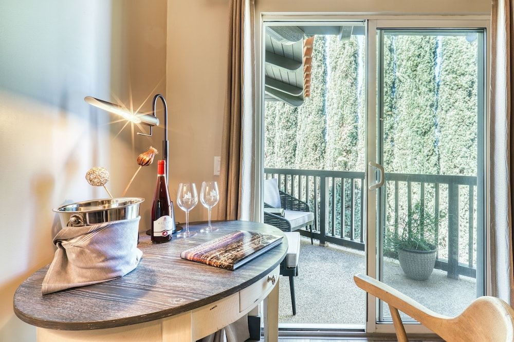 Europa Village Wineries and Resort Deluxe Room, 1 King Bed, Ensuite, Resort View 3