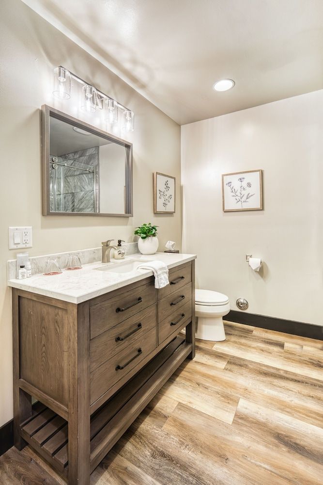 Europa Village Wineries and Resort Deluxe Room, 1 King Bed, Ensuite, Resort View 5