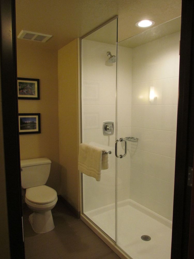 Heartland Inn and Suites Classic King Room 3