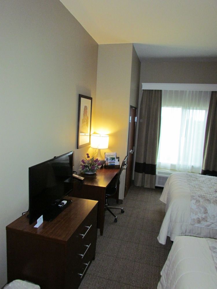 Heartland Inn and Suites Classic Double Queen Room 5