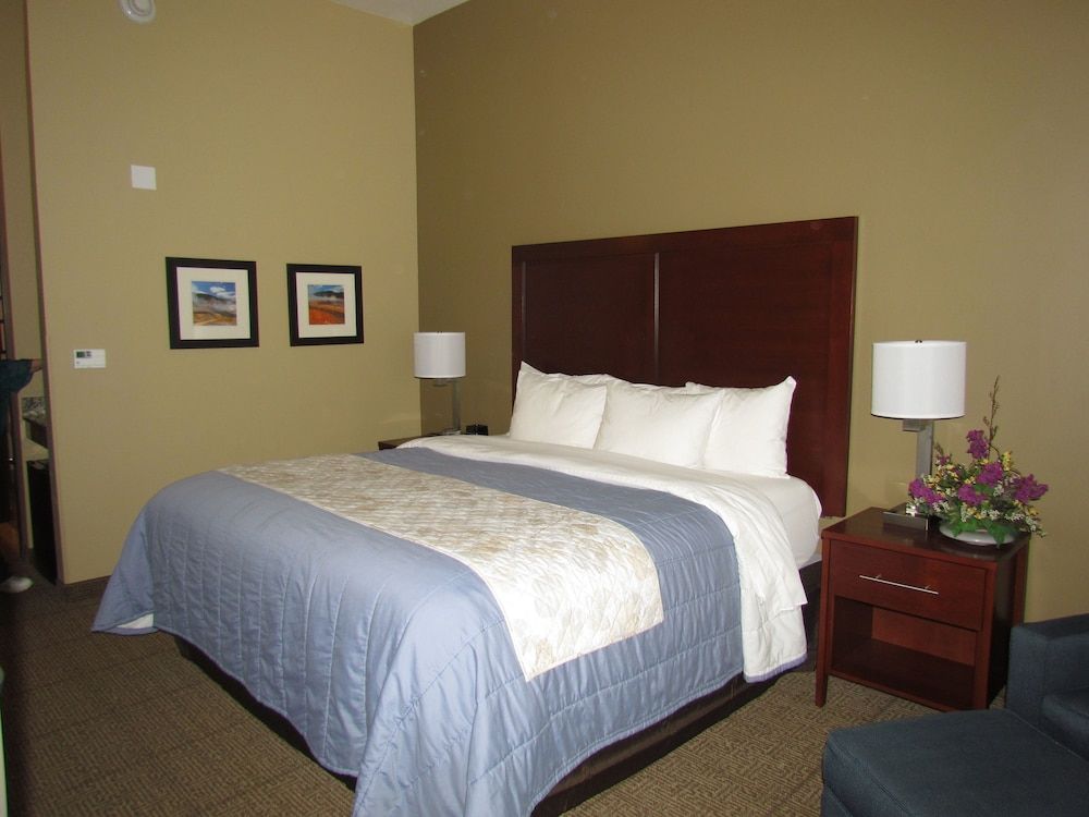 Heartland Inn and Suites Classic King Room