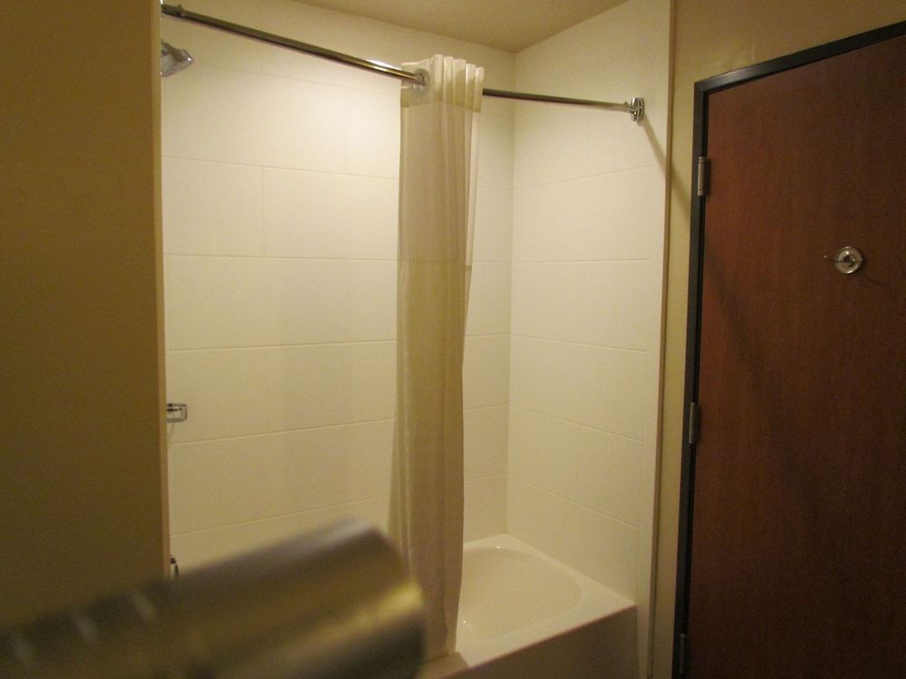 Heartland Inn and Suites Classic Double Queen Room 4